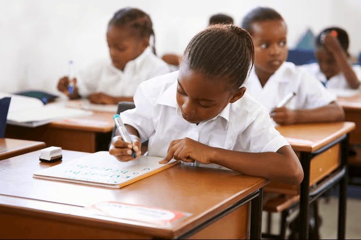 Une élève écrit dans une salle de classe